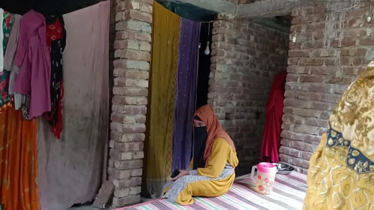 বিয়ের দাবিতে প্রবাসী প্রেমিকের বাড়িতে অনশনে প্রেমিকা