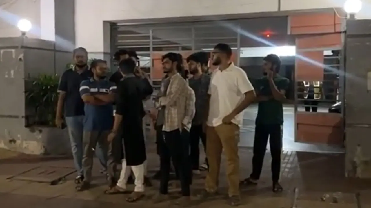 হাক্কানী পাবলিশার্সের চেয়ারম্যানের বাসায় ঢোকার চেষ্টা লোকজনের