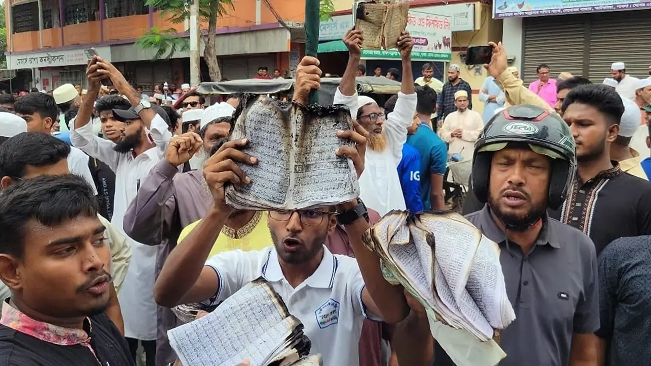পাবনায় জামায়াতের অফিসে আগুন, পোড়া কোরআন নিয়ে বিক্ষোভ