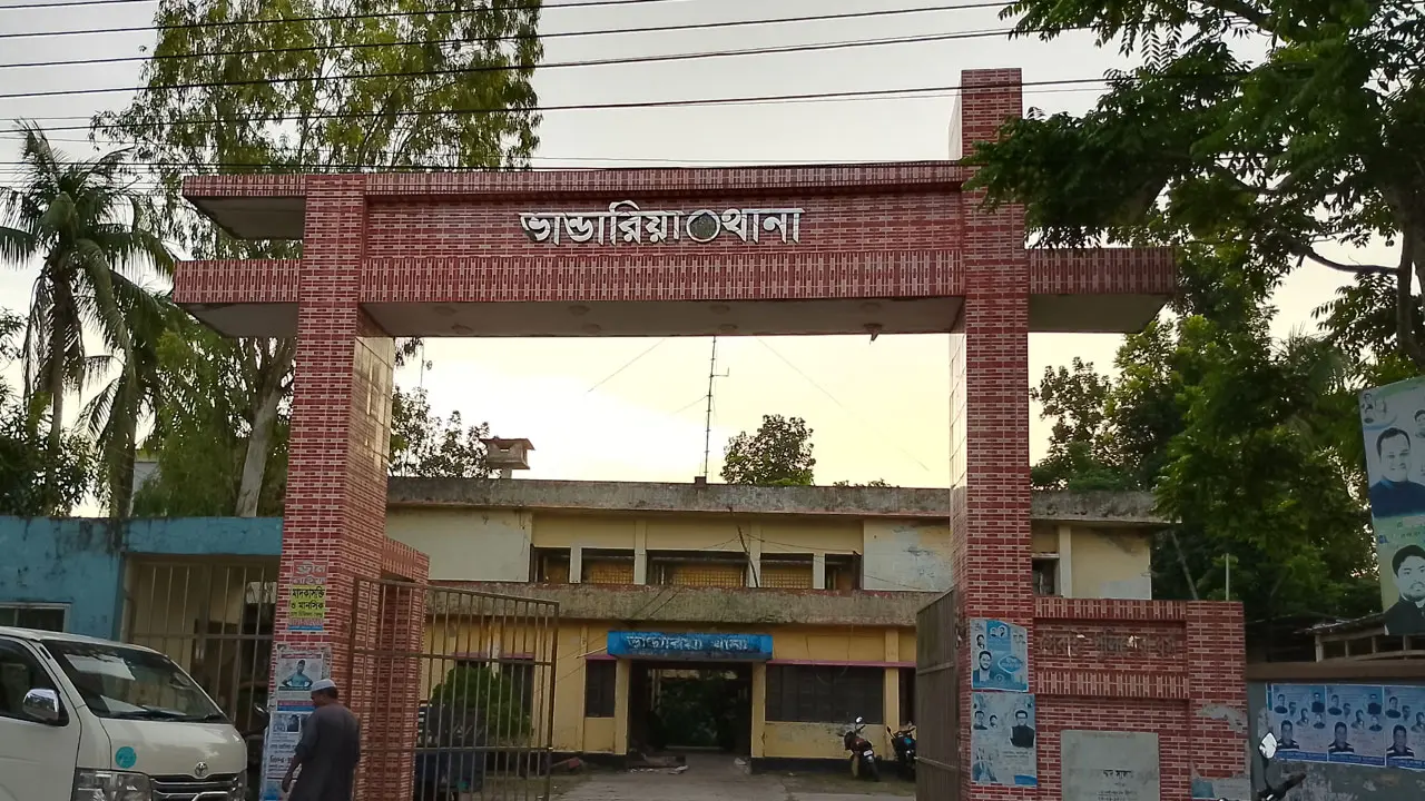 পুলিশভ্যান থেকে ছাত্রদল নেতাকে ছিনিয়ে নিলেন শ্রমিক দল নেতা