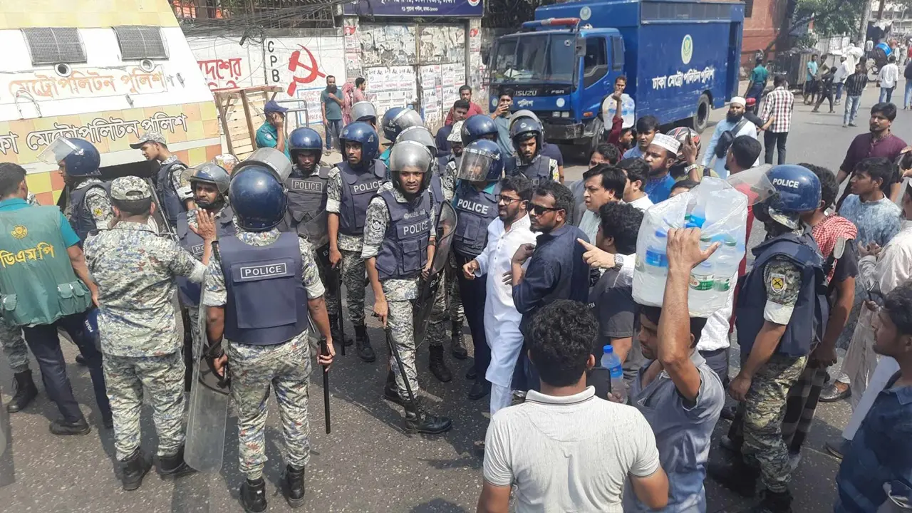 পুলিশের বাধা উপেক্ষা করে গণঅধিকার পরিষদের মিছিল