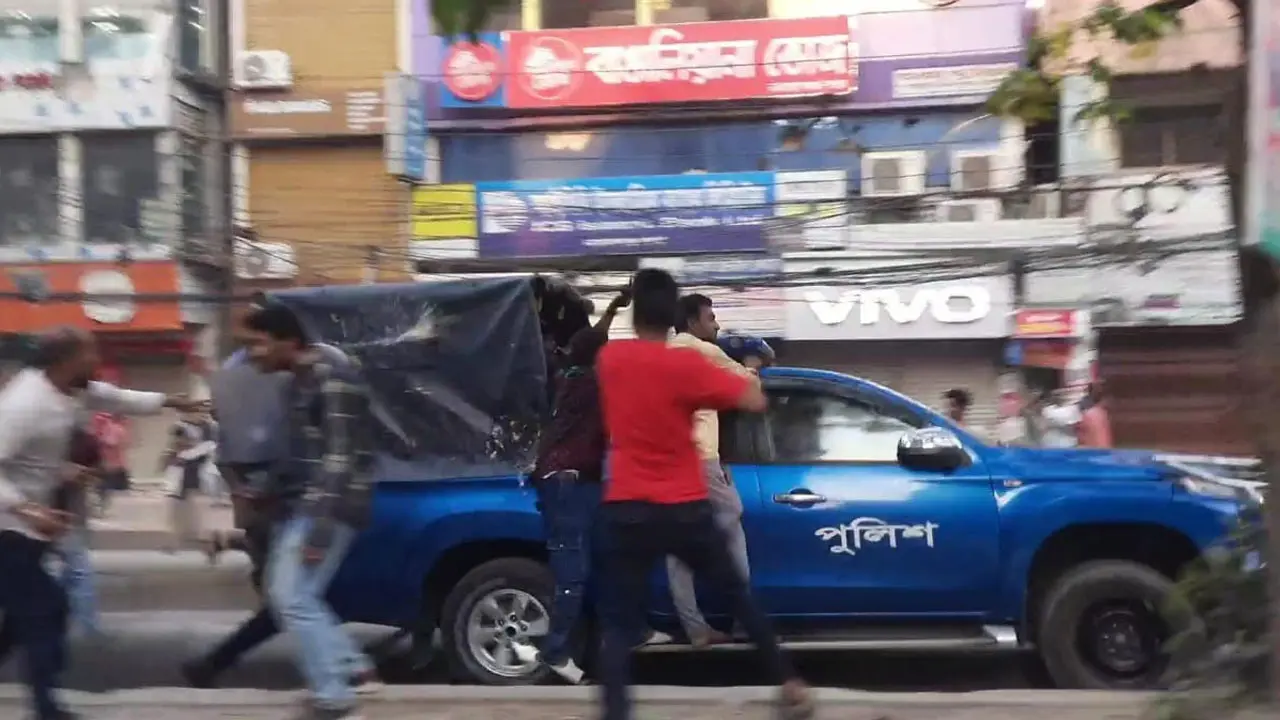 আইভীকে বহন করা পুলিশের গাড়িতে দুর্বৃত্তদের হামলা
