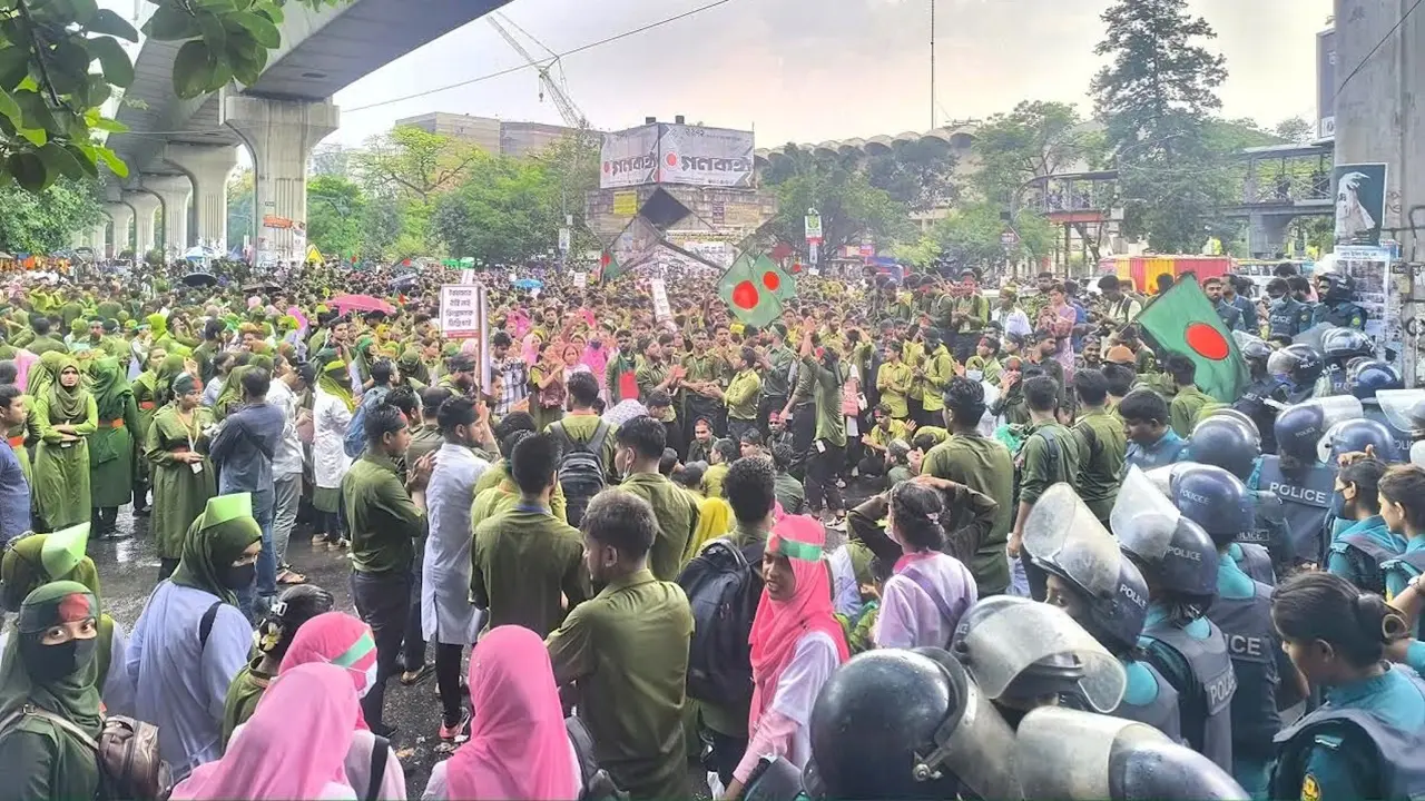 এক দফা দাবিতে শাহবাগ অবরোধ, জনজীবনে ভোগান্তি