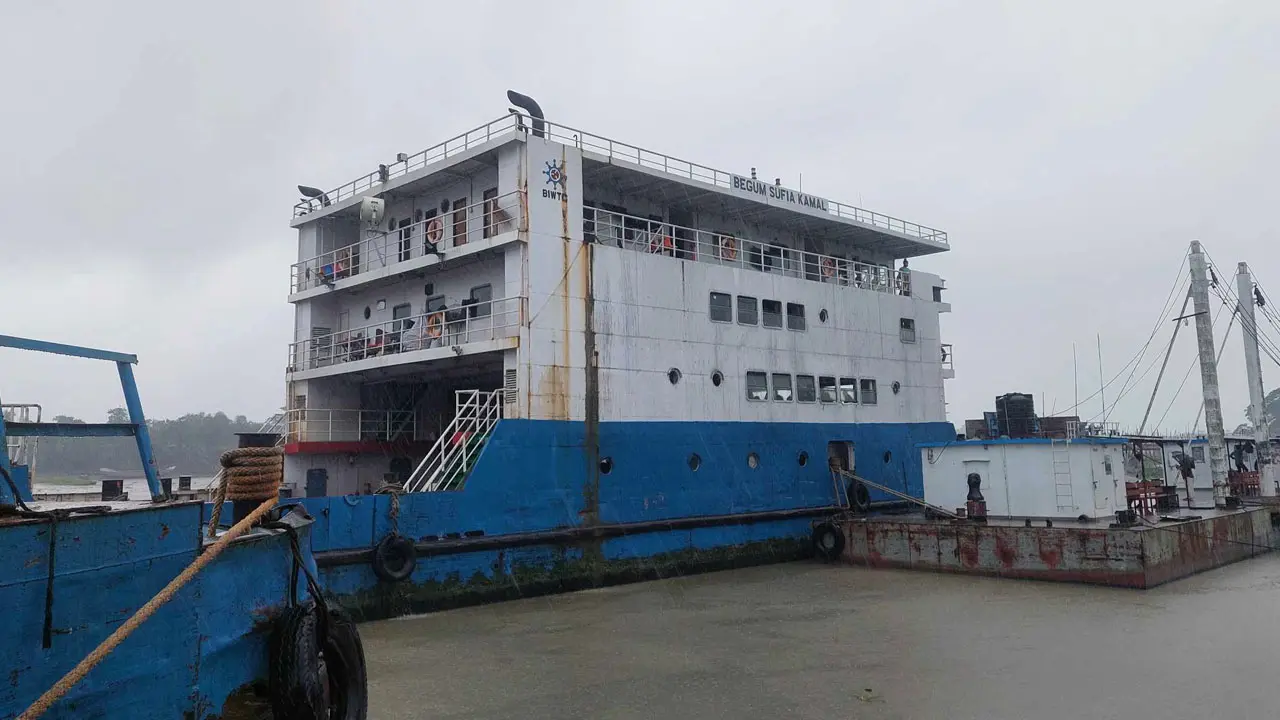 মজুচৌধুরীর হাট ঘাটে ৪ লাশবাহী গাড়ি নিয়ে ফেরি আটকা 