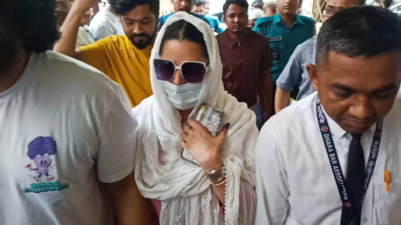 শ্লীলতাহানির মামলায় আদালতে পরীমণি : জেরা করবেন আসামিপক্ষ