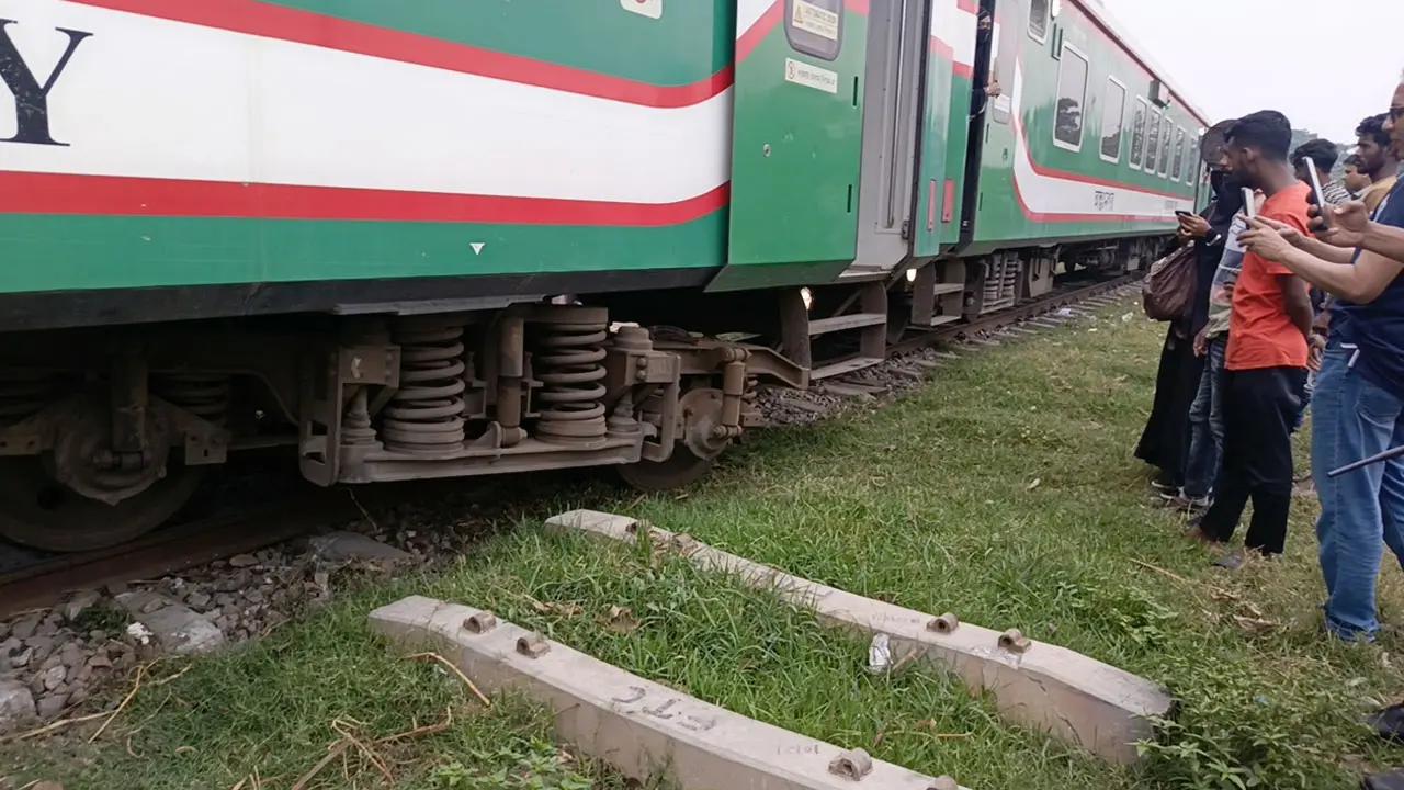 ব্রাহ্মণবাড়িয়ায় একই স্থানে আবারও লাইনচ্যুত, বন্ধ ট্রেন চলাচল