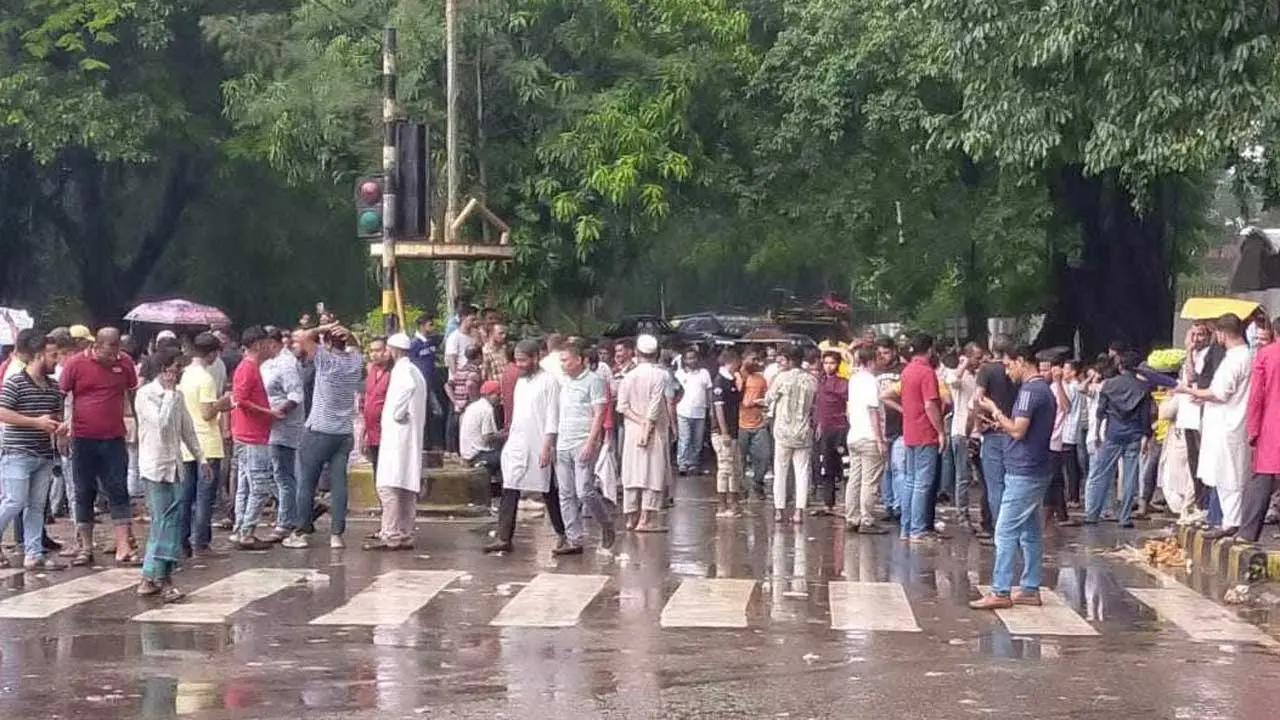 বৃষ্টি উপেক্ষা করে আন্দোলন চালিয়ে যাচ্ছেন ইশরাকের অনুসারীরা