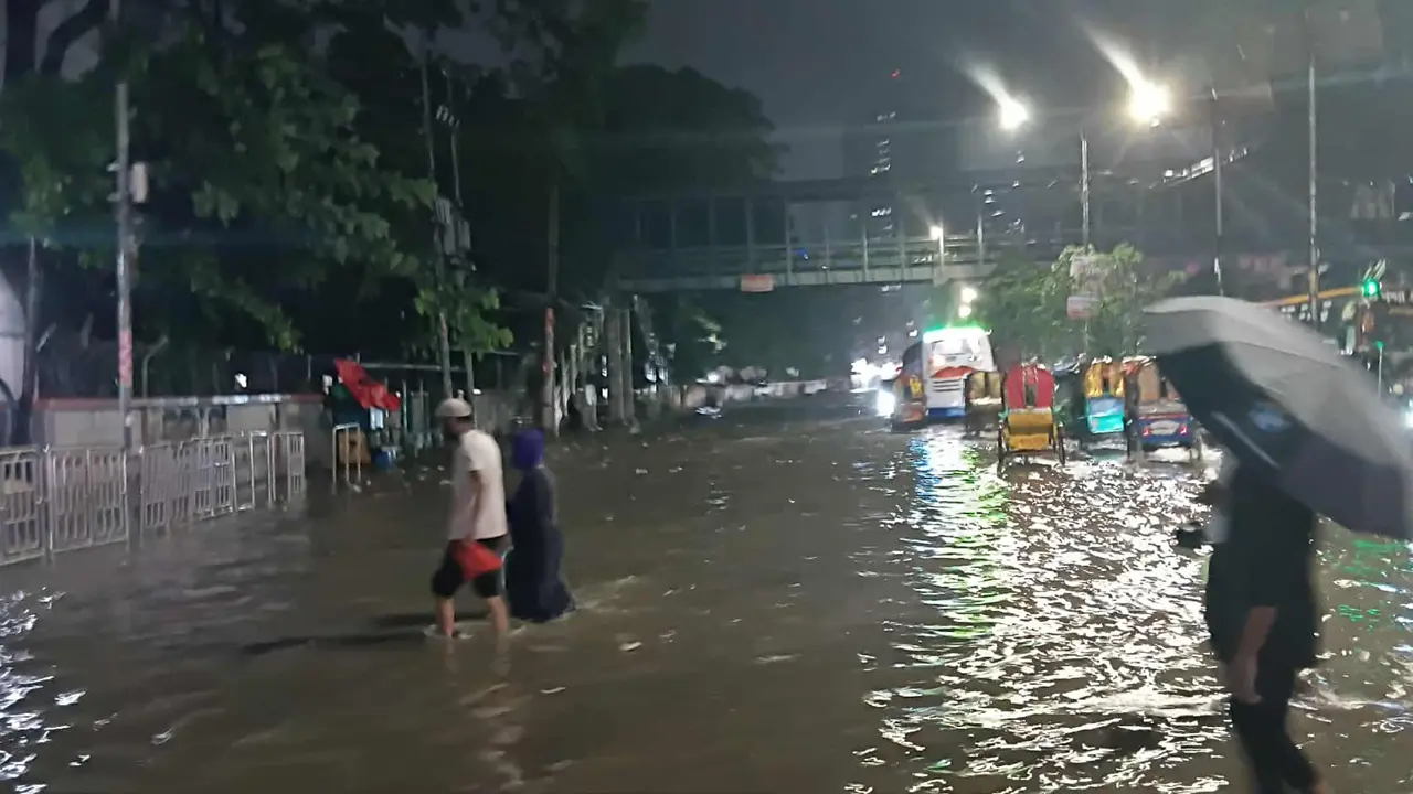 শহরজুড়ে জলাবদ্ধতা, তীব্র ভোগান্তিতে মানুষ