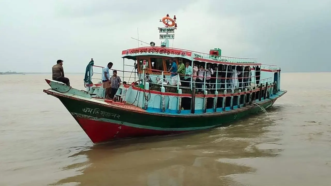 ৪৬ ঘণ্টা পর দৌলতদিয়া-পাটুরিয়া নৌরুটে লঞ্চ চলাচল শুরু