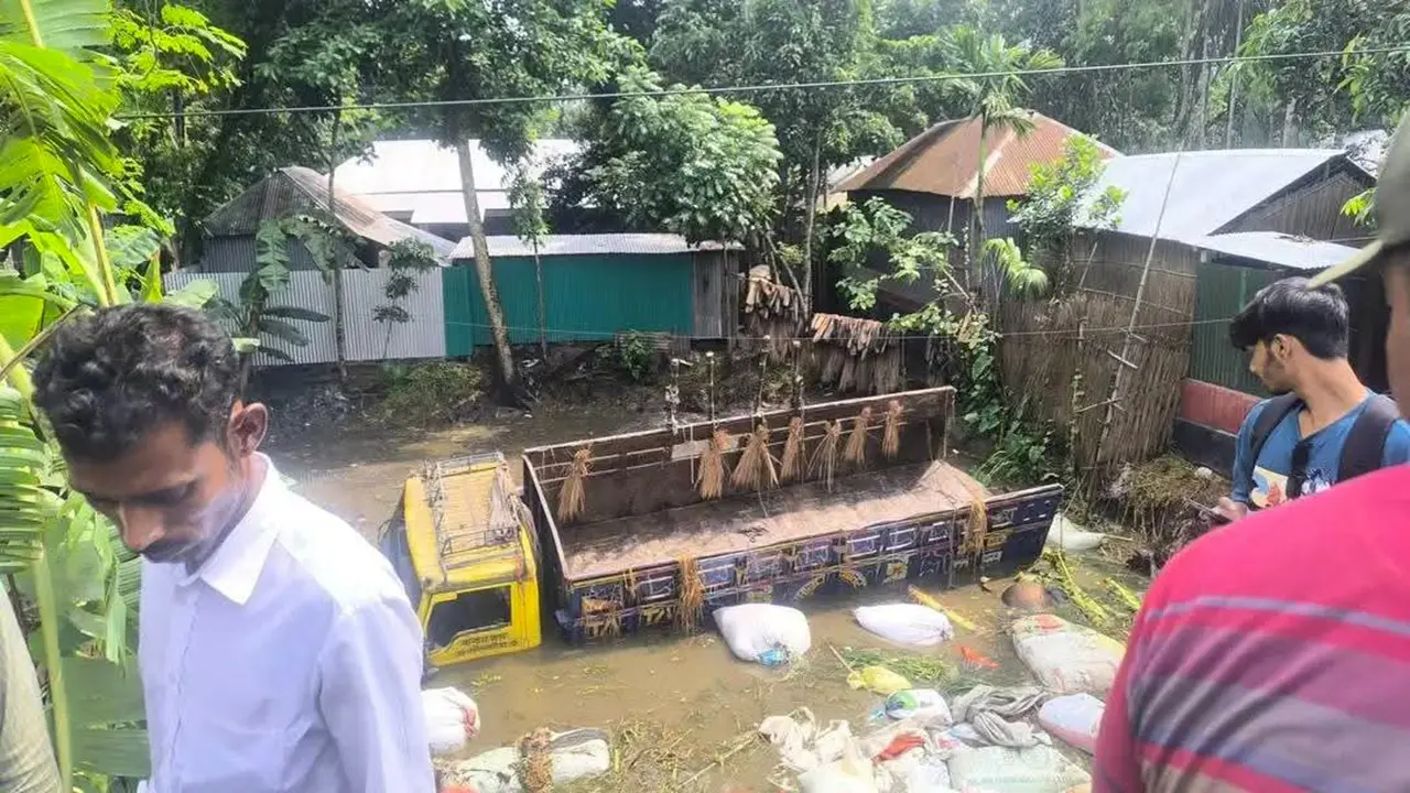 রাজবাড়ীতে গরুবোঝাই ট্রাক উল্টে ২ ব্যবসায়ী নিহত