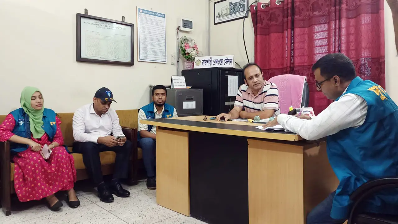 ঈদযাত্রা : রাজশাহী রেলওয়ে স্টেশনে দুদকের অভিযান