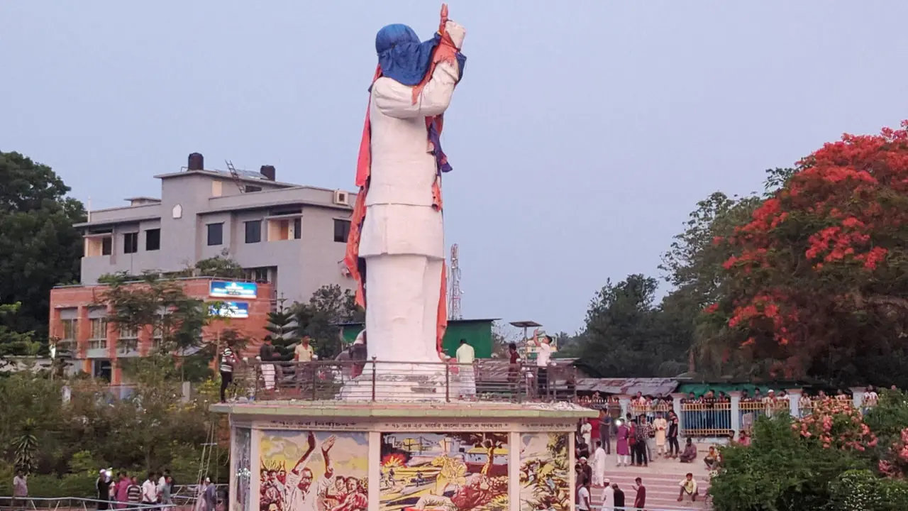 রাঙামাটিতে ভেঙে ফেলা হচ্ছে  বঙ্গবন্ধুর ভাস্কর্য