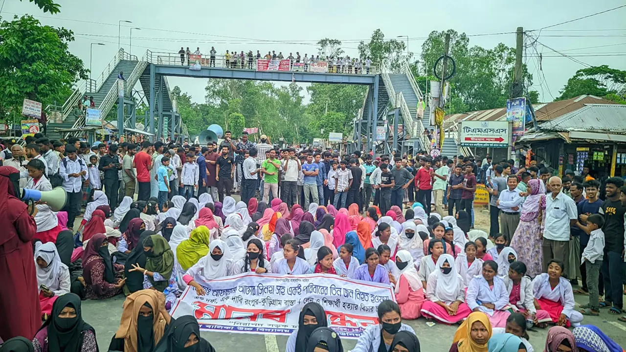 রংপুরে নিরাপদ সড়কসহ ৭ দফা দাবিতে ফুঁসে উঠেছে ছাত্র-জনতা