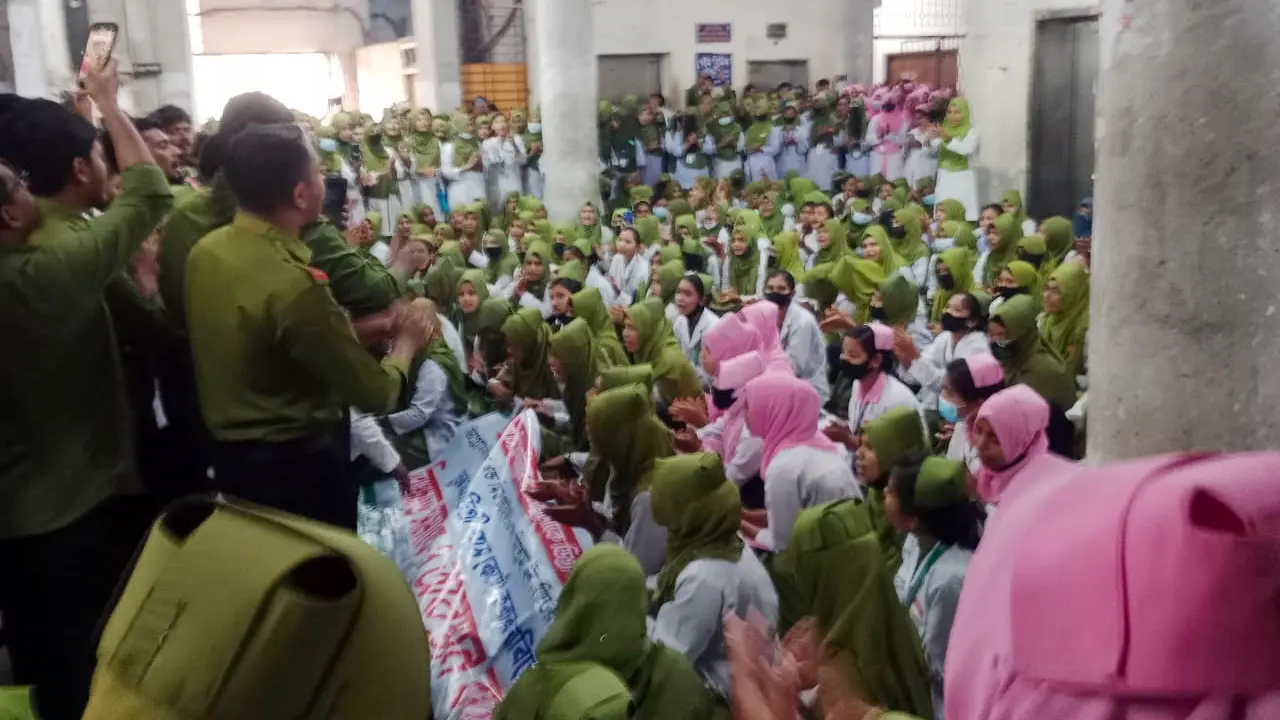 নার্সেস স্টেশন অবরুদ্ধ করে নার্সিং শিক্ষার্থীদের বিক্ষোভ