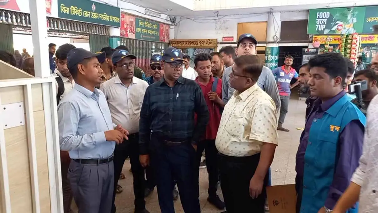 ঈদযাত্রা : রংপুর রেলওয়ে স্টেশনে দুদকের অভিযান