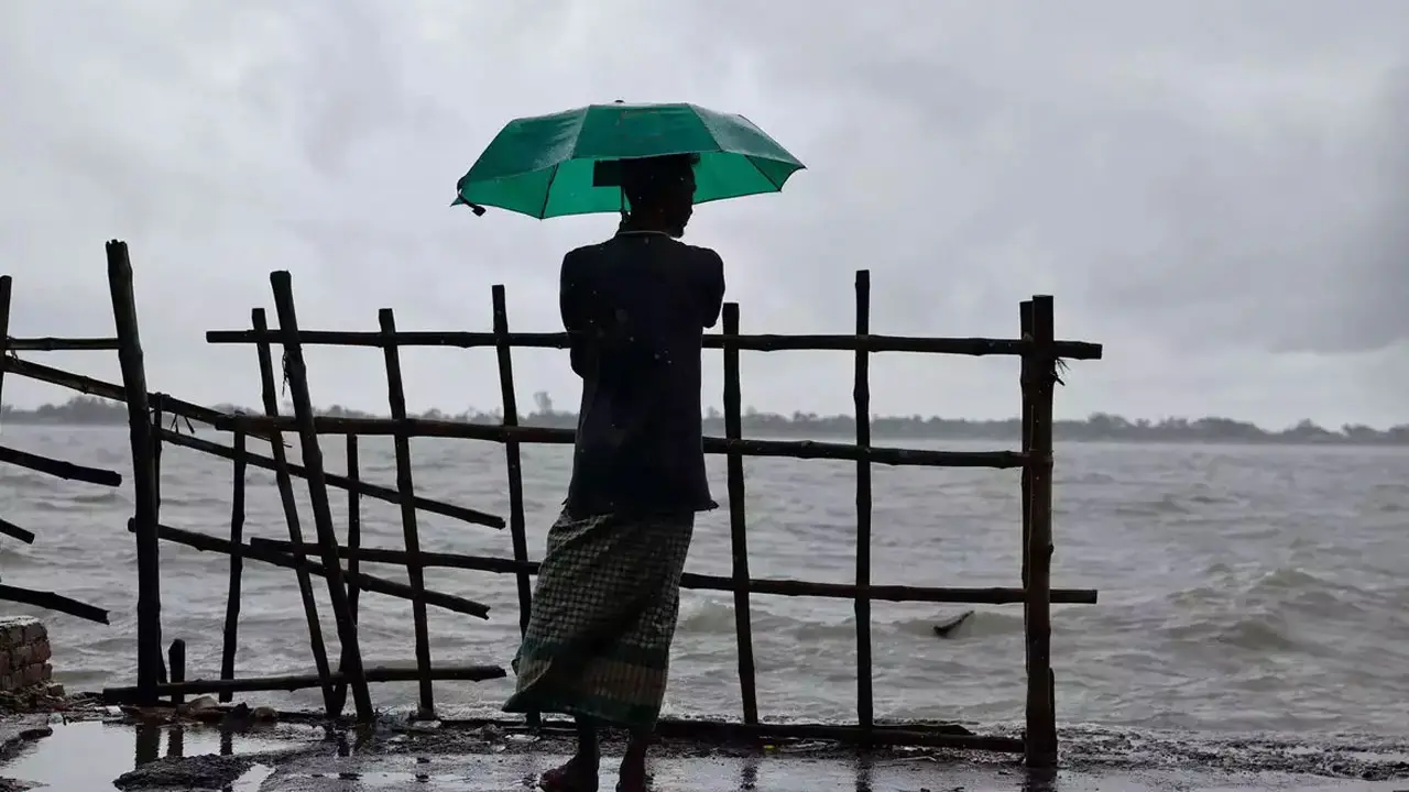 দুপুরের মধ্যে ৭ অঞ্চলে ৬০ কিমি বেগে ঝড়