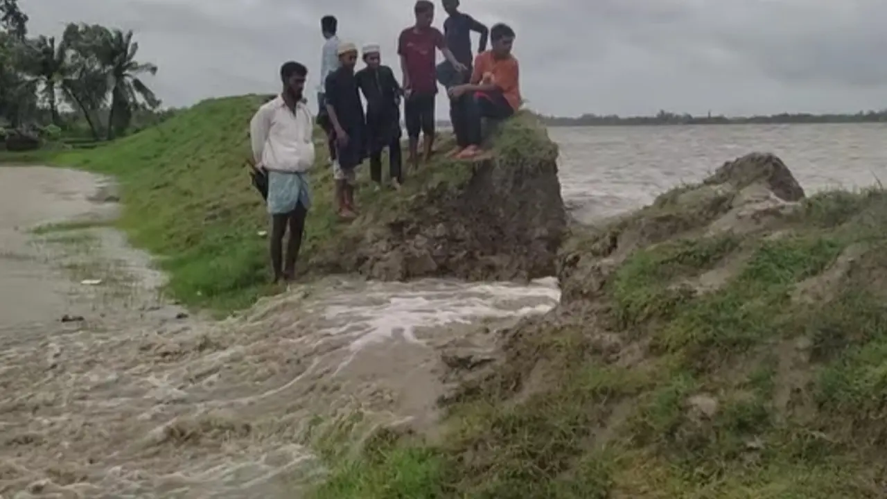 চট্টগ্রামের দুই উপজেলা আংশিক প্লাবিত, বিচ্ছিন্ন সন্দ্বীপ