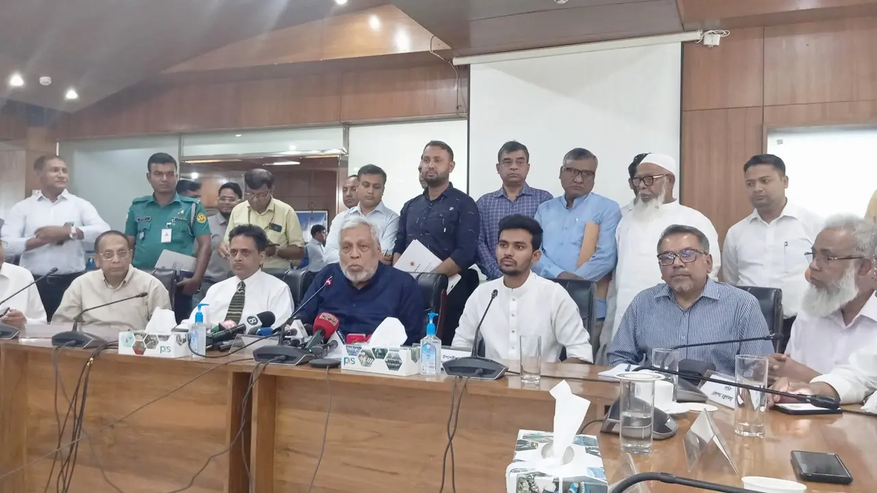 সড়কে কোরবানির পশুর হাট বসানো যাবে না : উপদেষ্টা
