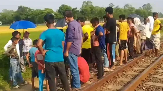 ট্রেনের ধাক্কায় বাবার মৃত্যু, ছেলে হাসপাতালে
