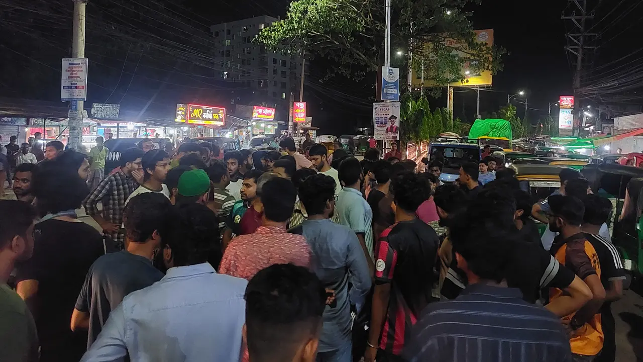 শাবি অধ্যাপককে মারধর, প্রতিবাদে সড়ক অবরোধ শিক্ষার্থীদের