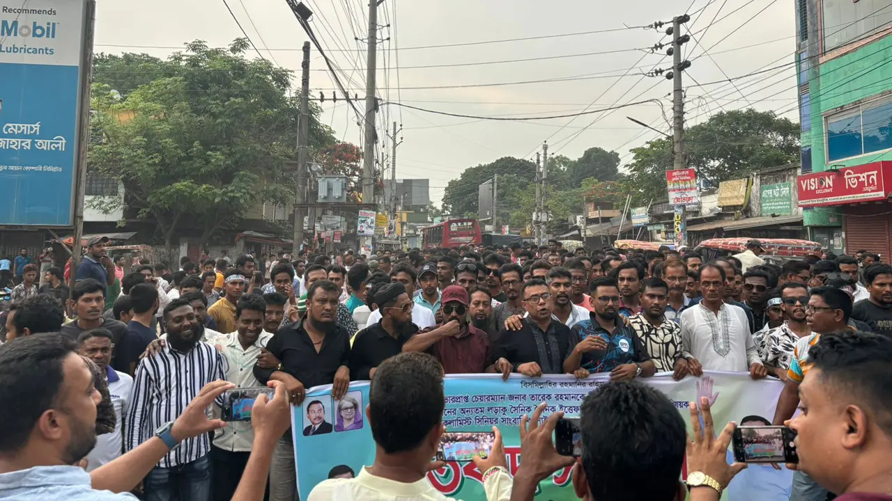 সাংবাদিক সাইদুরের প্রাণনাশের হুমকির প্রতিবাদে বিক্ষোভ মিছিল