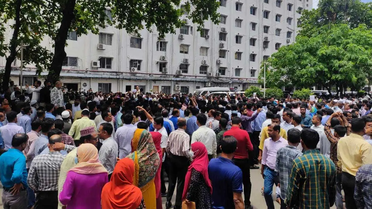 সচিবালয়ে আজও বিক্ষোভ করলেন কর্মচারীরা