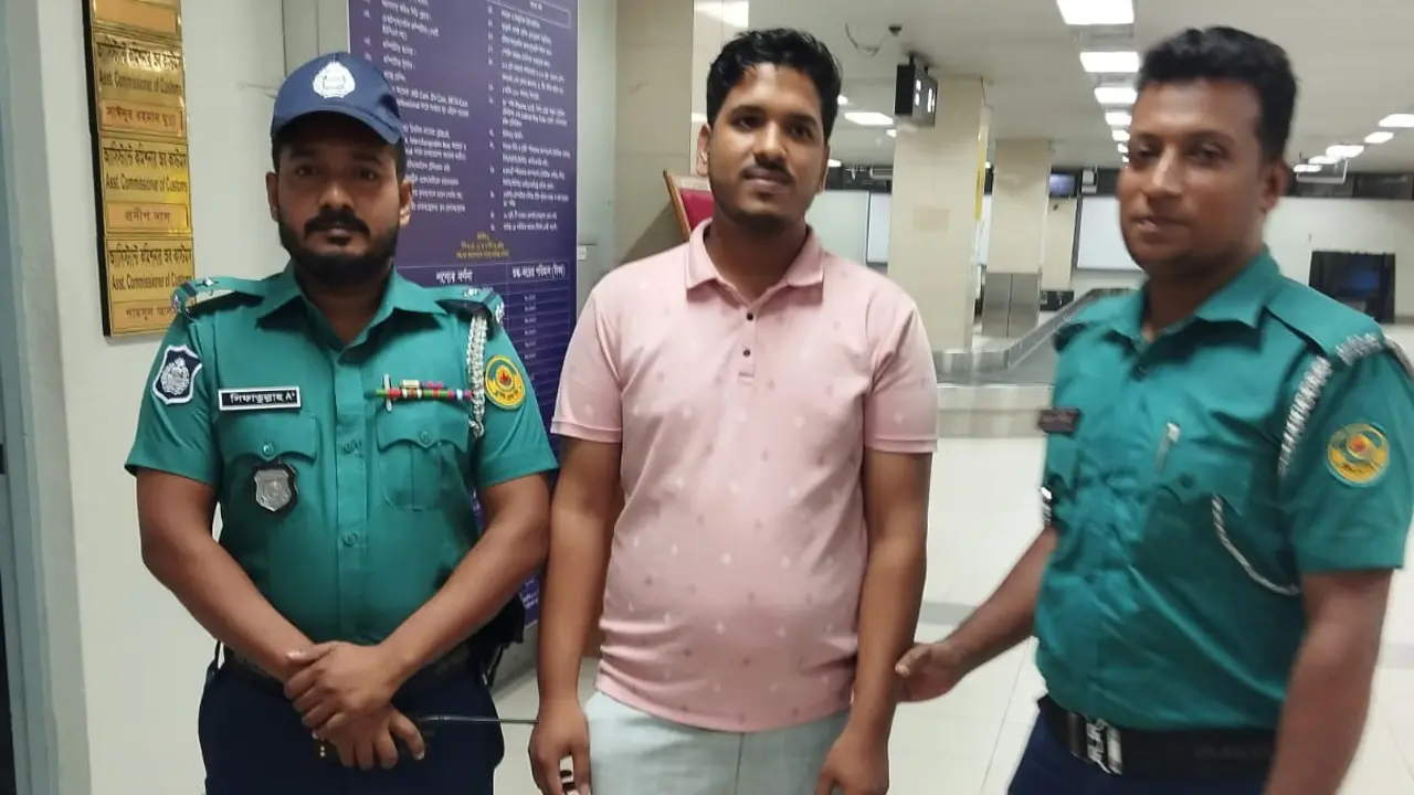 শাহ আমানতে বৈদেশিক মুদ্রাসহ দুবাইগামী যাত্রী আটক