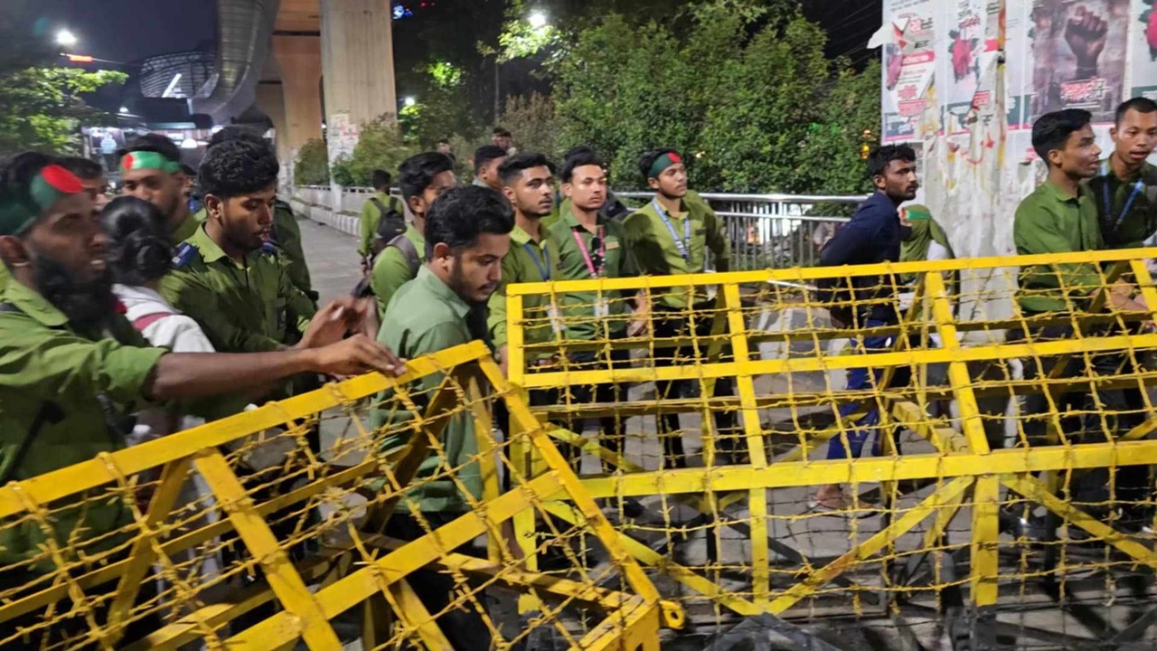 নার্সিং শিক্ষার্থীদের ওপর লাঠিচার্জ, শাহবাগে যান চলাচল শুরু