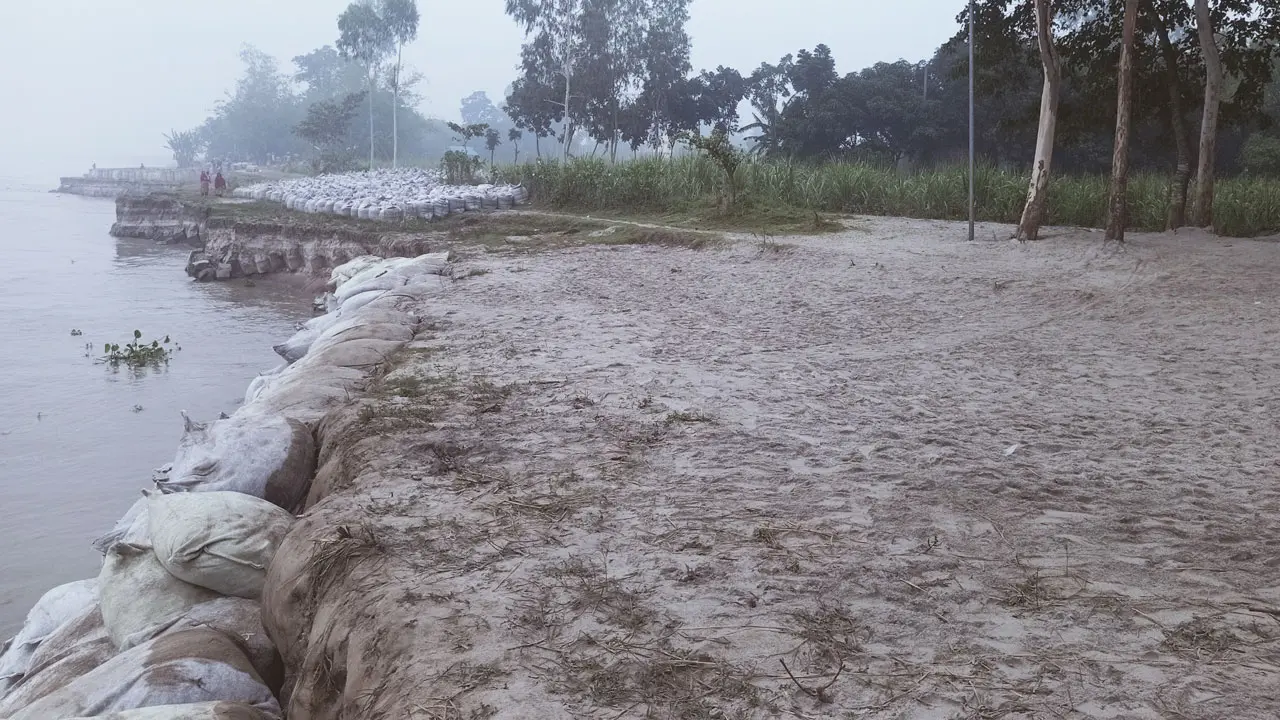 সিরাজগঞ্জে ভাঙন আতঙ্কে দিন কাটছে যমুনা পাড়ের মানুষের