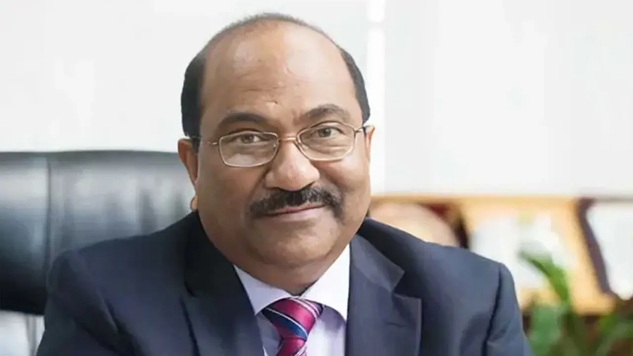 সাবেক ডেপুটি গভর্নর সুরের স্ত্রী ও কন্যার বিরুদ্ধে দুদকের চার্জশিট