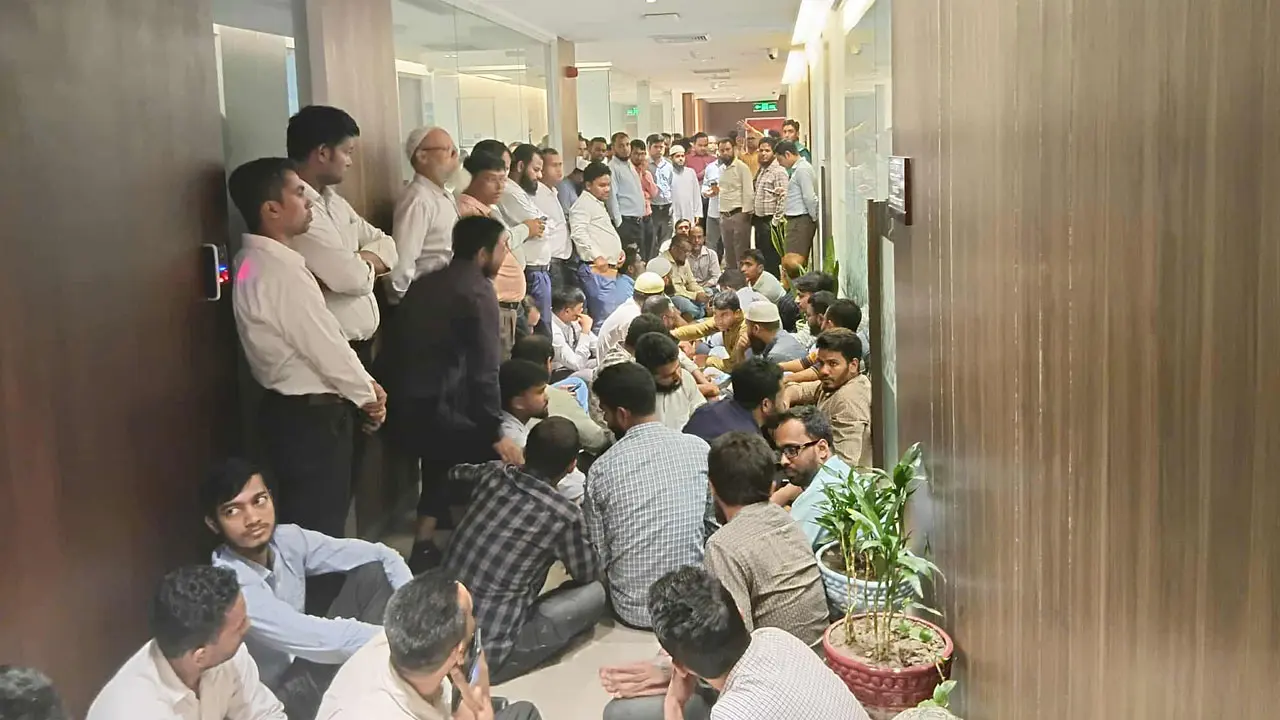 অর্থ উপদেষ্টার অফিস কক্ষে কর্মকর্তা-কর্মচারীদের অবস্থান