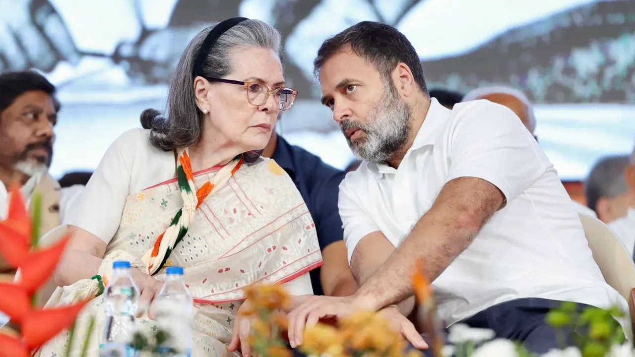 অর্থপাচার মামলা : সোনিয়া ও রাহুল গান্ধীকে তলব করলেন আদালত