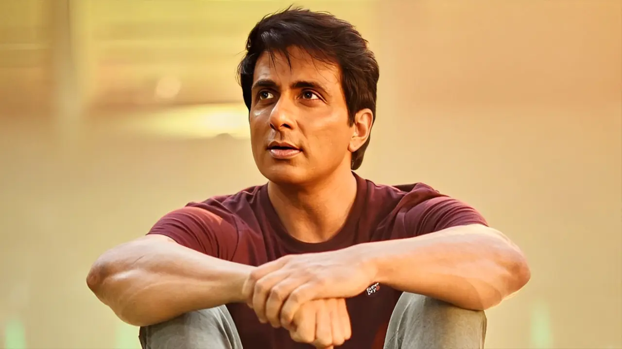 হেলমেট ছাড়াই বাইক চালিয়ে বিপাকে সোনু সুদ