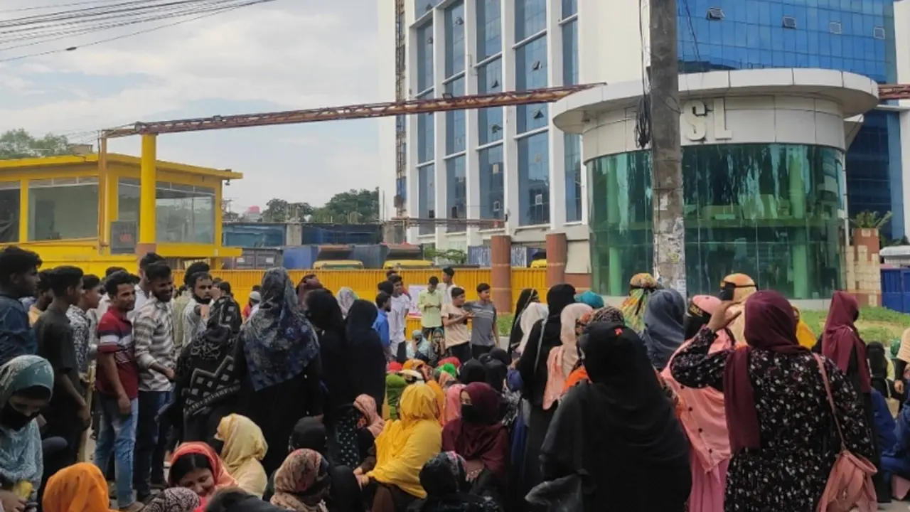 চট্টগ্রামে বকেয়া বেতনের দাবিতে সড়ক অবরোধ