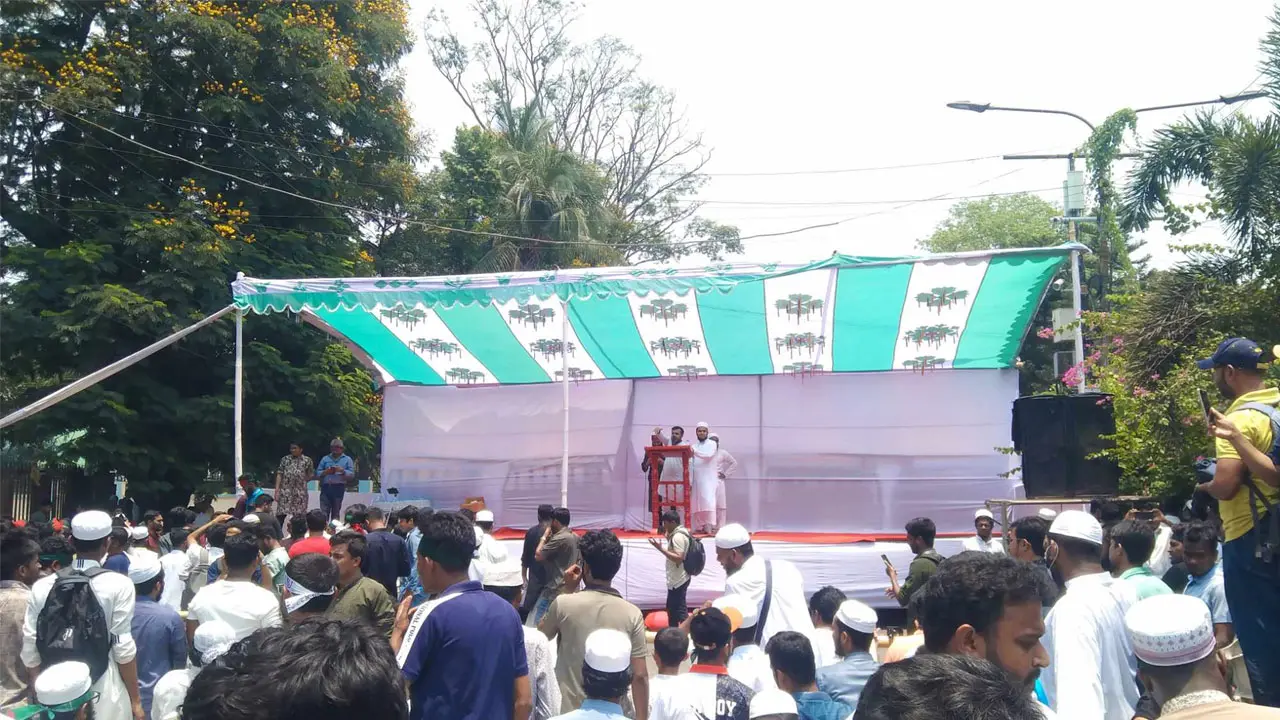 মঞ্চের সামনে অবস্থান নিয়েছেন আন্দোলনকারীরা