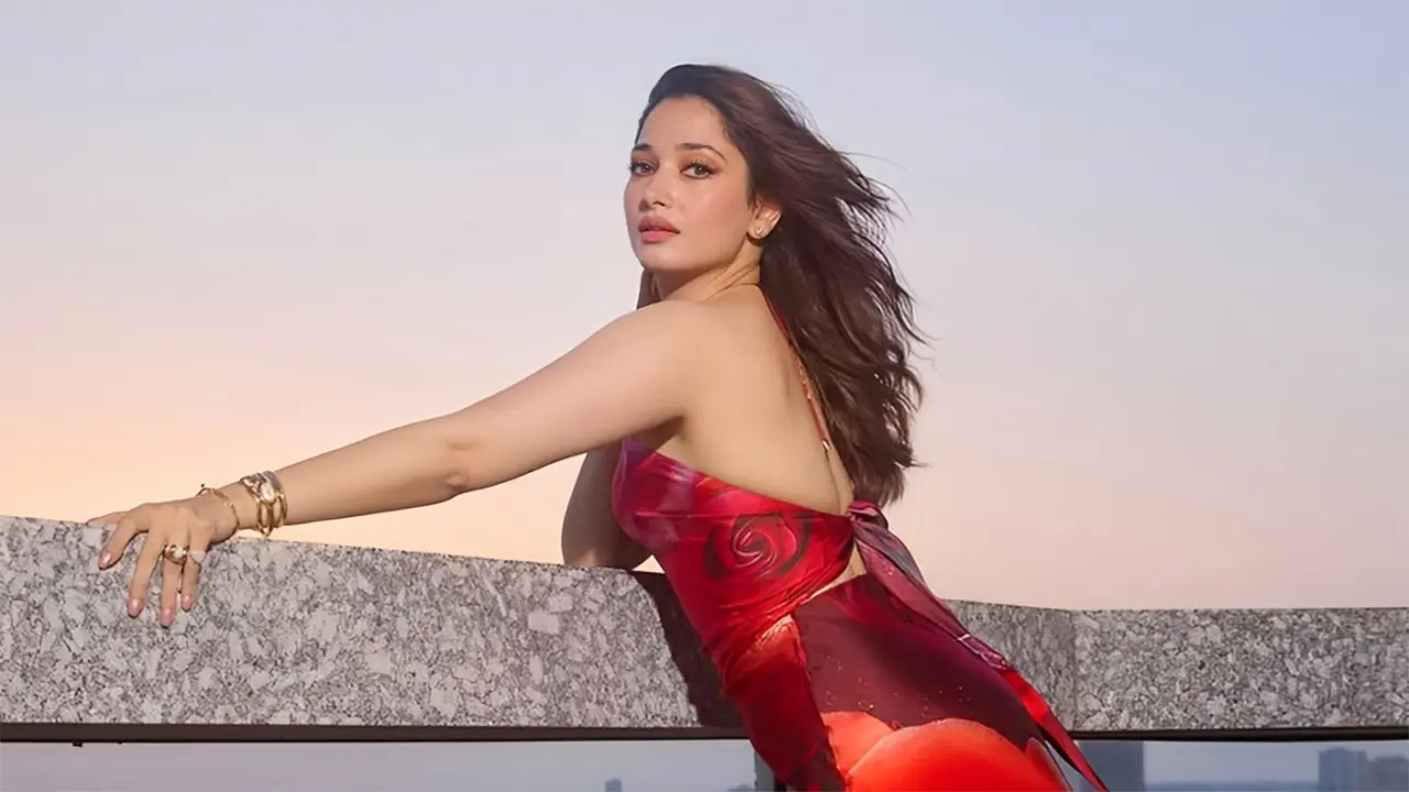 মঞ্চ থেকে নামতেই তামান্নাকে ঘিরে ধরেন ভক্তরা