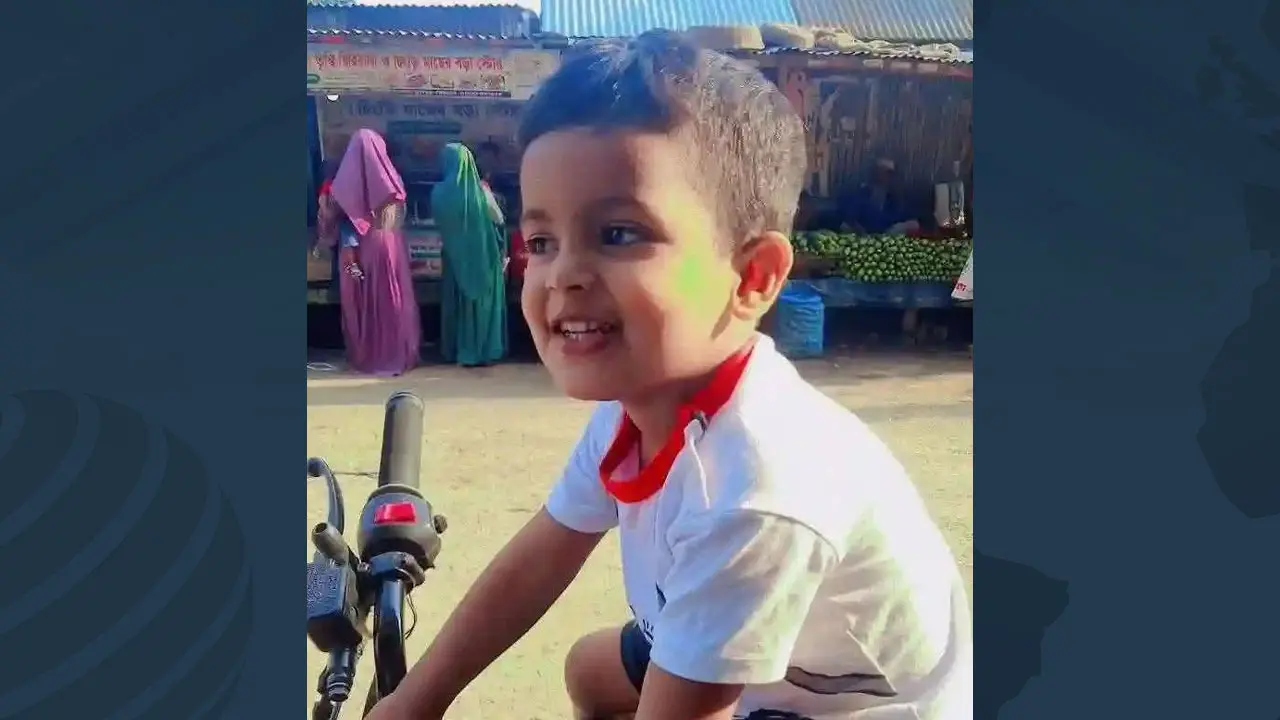 মা-বাবার সামনেই ট্রাকচাপায় ছেলের মৃত্যু