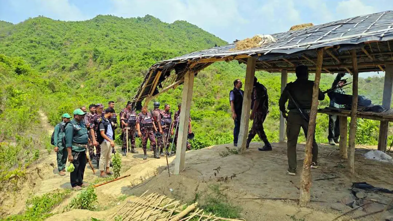 টেকনাফের গহীন পাহাড় থেকে মাদক ও অস্ত্র উদ্ধার