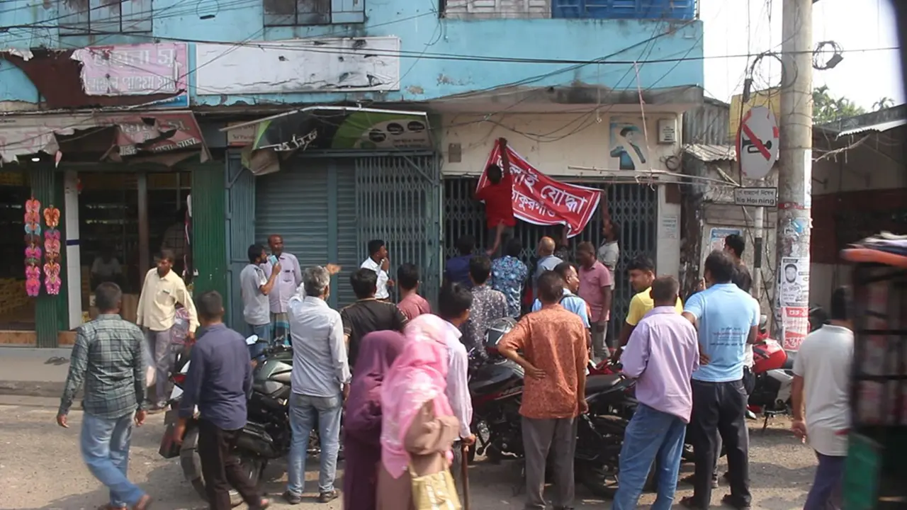 ২৪ ঘণ্টা না পার হতেই আ.লীগ অফিস থেকে ব্যানার খুলে নিলো জুলাই যোদ্ধারা