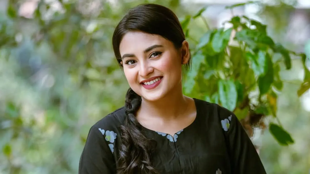 শুটিং অসমাপ্ত রেখেই ঢাকায় ফিরলেন তটিনী
