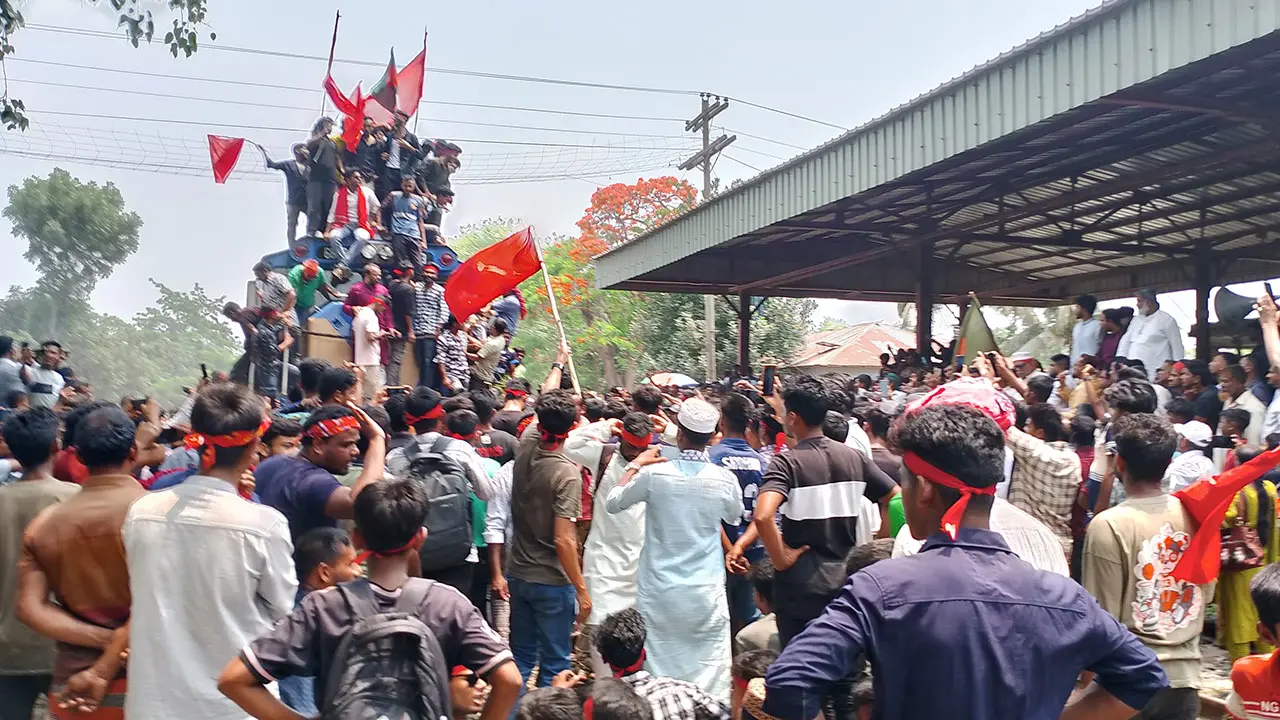 আন্তঃনগর এক্সপ্রেসের স্টপেজের দাবিতে ট্রেন থামিয়ে বিক্ষোভ