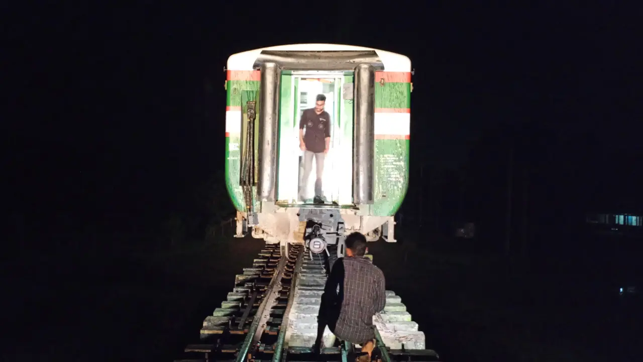 রেল ব্রিজে ১৩ বগি রেখে চলে যাওয়া ‘মোহনগঞ্জ এক্সপ্রেস’ উদ্ধার