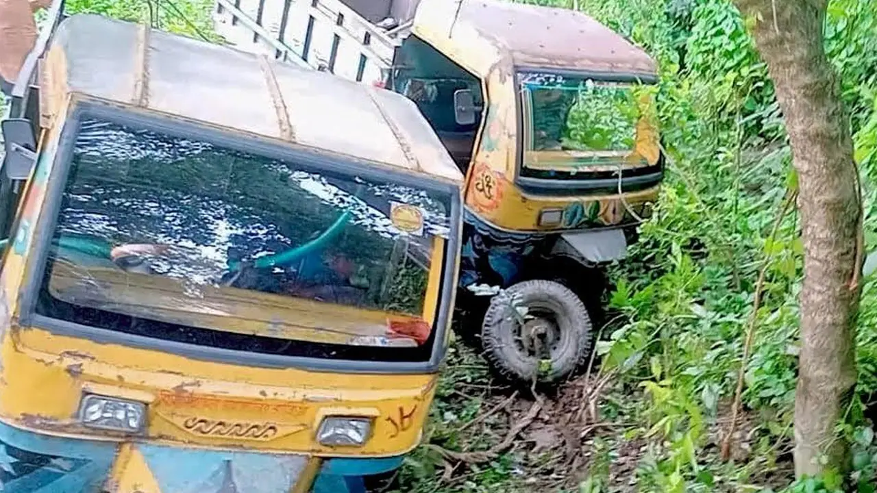 নদীতে পড়ে যাওয়া ট্রলি তুলতে গিয়ে চালক নিহত