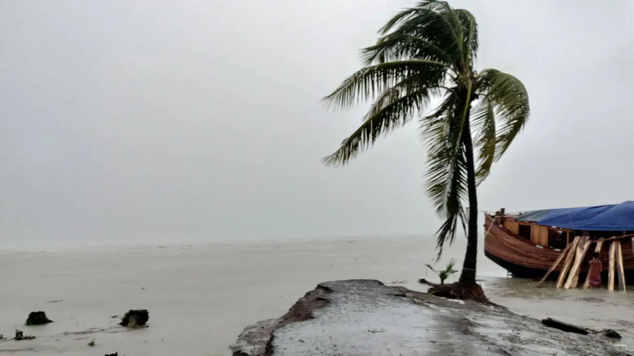 অভ্যন্তরীণ রুটে সব ধরনের নৌযান চলাচলে নিষেধাজ্ঞা