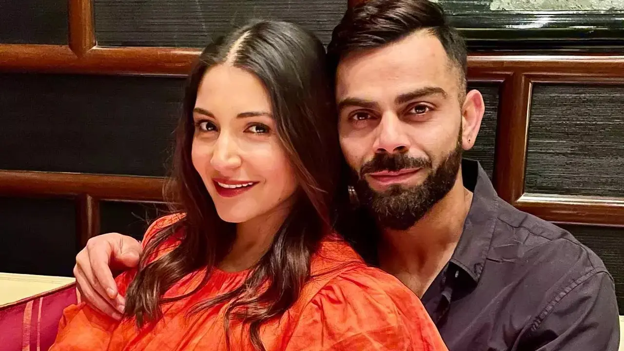 নার্ভাস হয়ে আনুশকাকে উদ্ভট প্রশ্ন, নিজেকে ‘গাধা’ বললেন বিরাট!