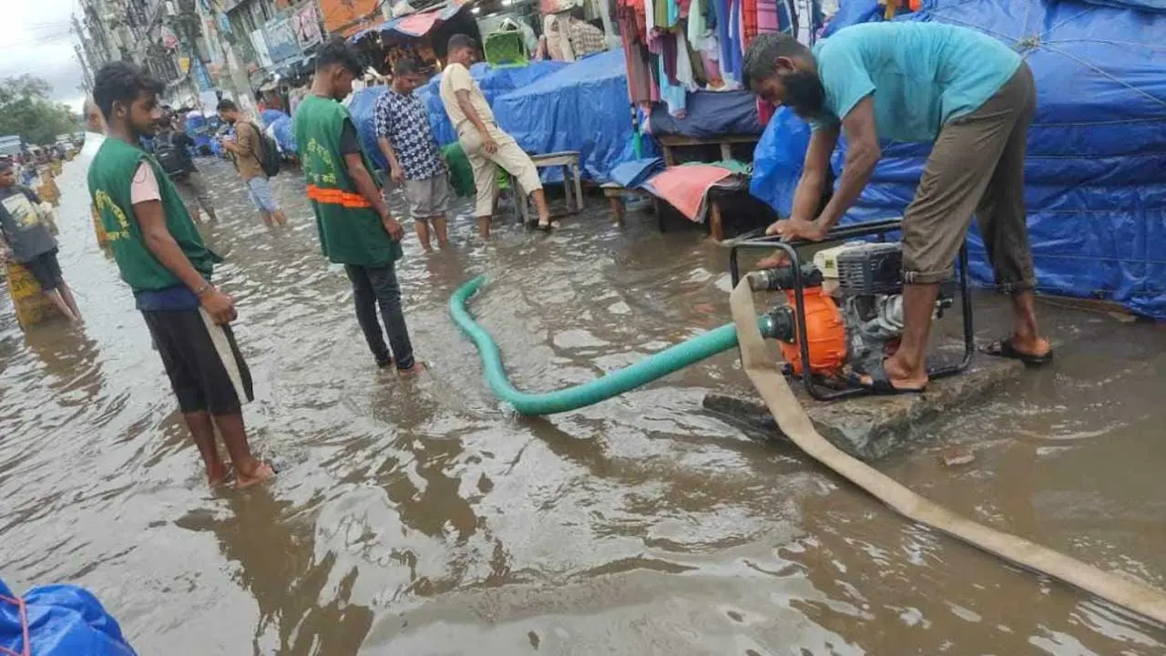 জলাবদ্ধতা নিরসনে নিয়ন্ত্রণ কক্ষের কার্যক্রম চলমান রেখেছে ডিএসসিসি