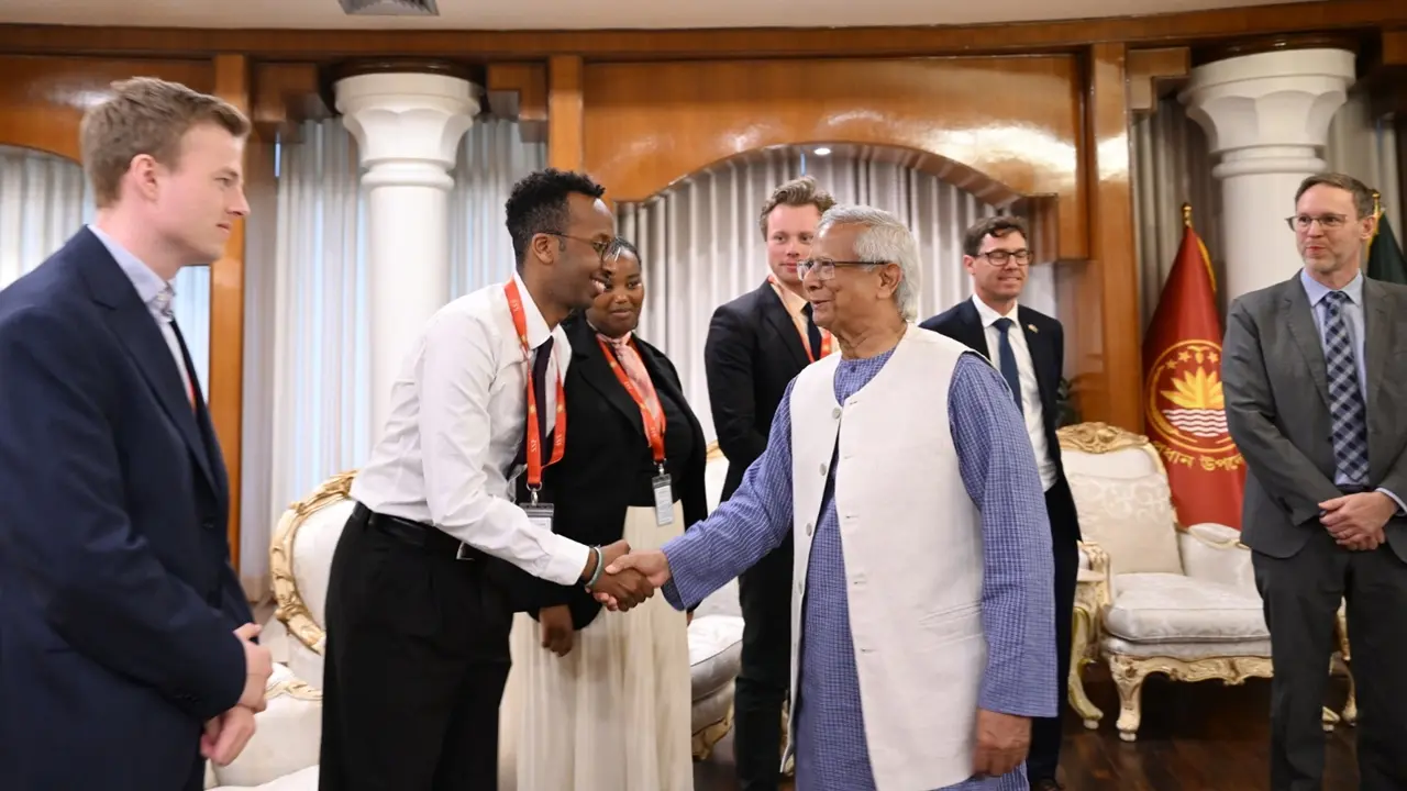 তরুণদের রাজনীতিতে আরও বেশি অংশগ্রহণের আহ্বান প্রধান উপদেষ্টার