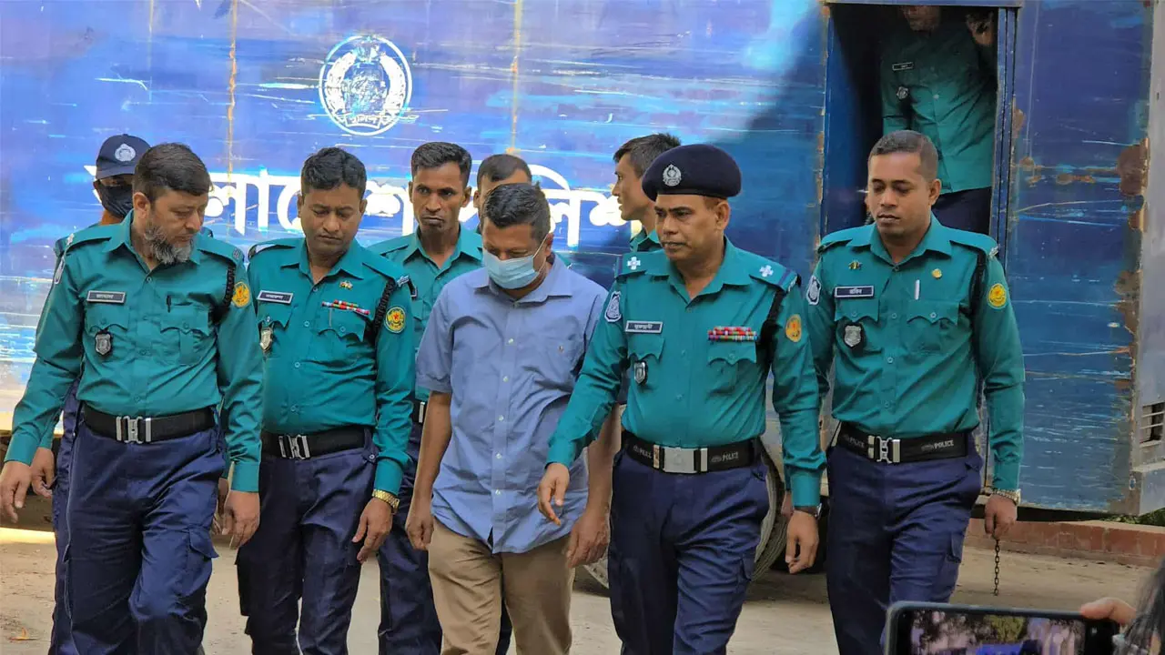 মাথা নিচু করে ট্রাইব্যুনালে ঢুকলেন সাবেক আইজিপি আবদুল্লাহ আল-মামুন