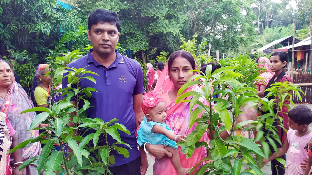 কন্যাশিশুর বাবা-মা হওয়ার আনন্দে গ্রামজুড়ে ফলের চারা বিতরণ