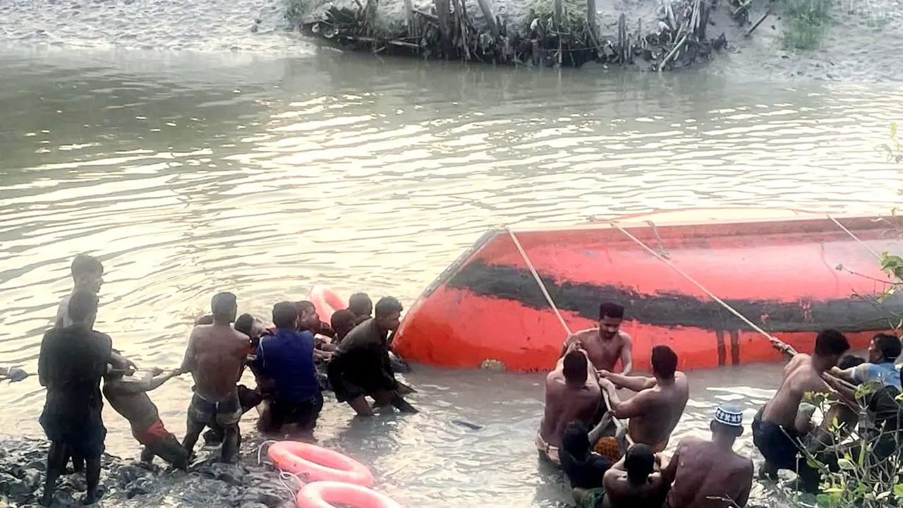রামপালে ৫২ যাত্রী নিয়ে নদীতে উল্টে গেল নৌকা